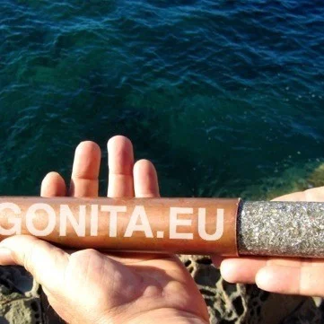 Tubo de tierra de orgonita con tubo de cobre y tapón energético para clavar en terrenos