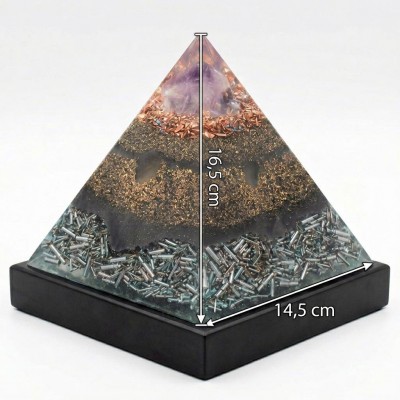 piramide-orgonita-amatista-summum-vista-frontal Pirámide de orgonita Amatista Summum vista frontal sobre base de madera negra — ORGONITA.EU