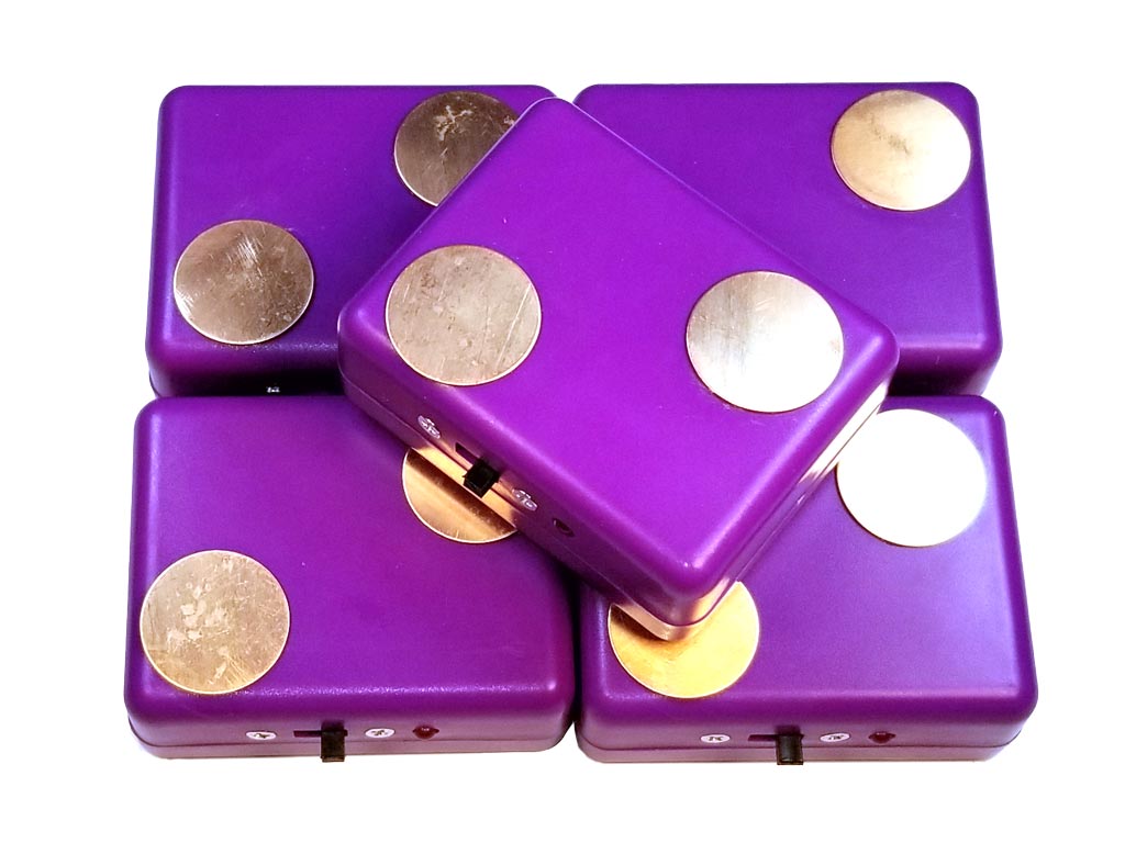 Cinco unidades del Zapper Básico de ORGONITA.EU alineadas sobre una superficie
